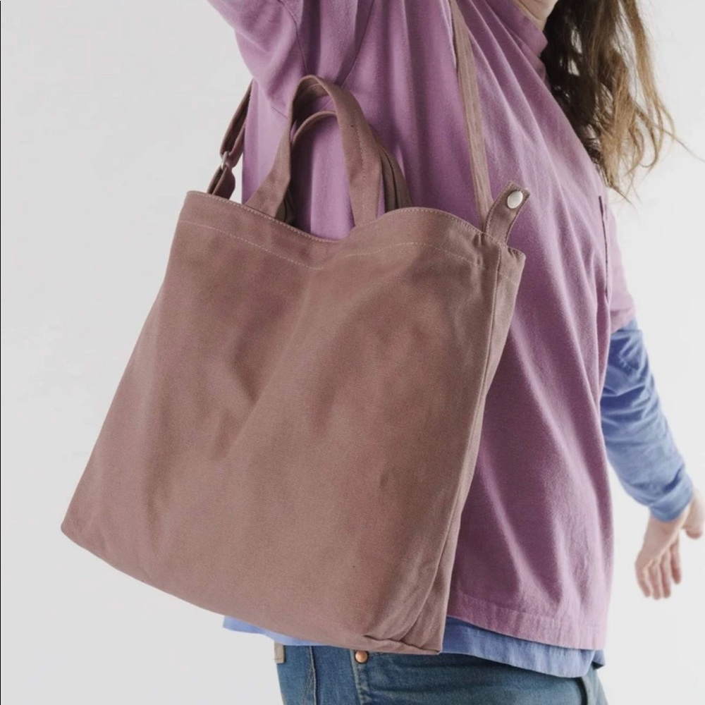 BAGGU horizontal duck bag in peppercorn
